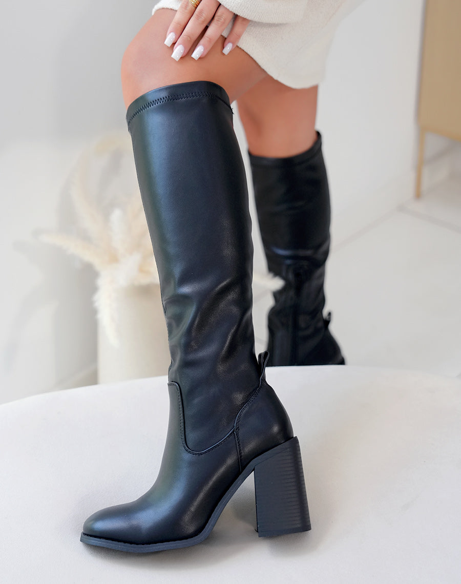 Bottes Noires à Talon Épais : Un Classique Audacieux