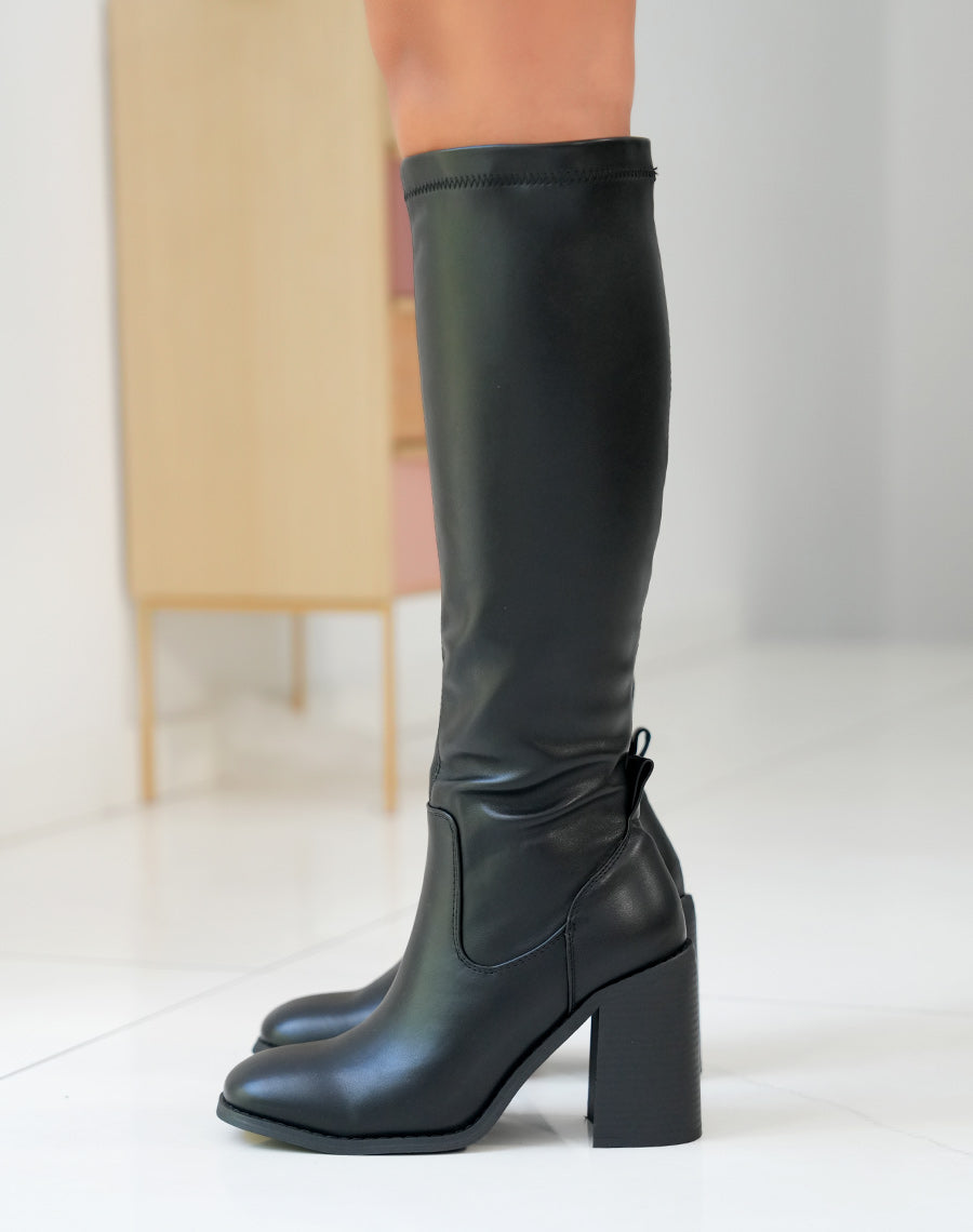 Bottes Noires à Talon Épais : Un Classique Audacieux