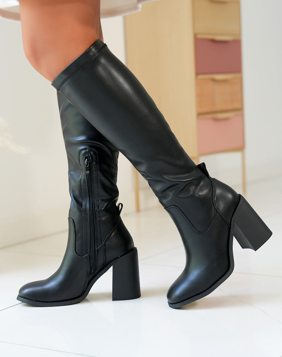 Bottes Noires à Talon Épais : Un Classique Audacieux