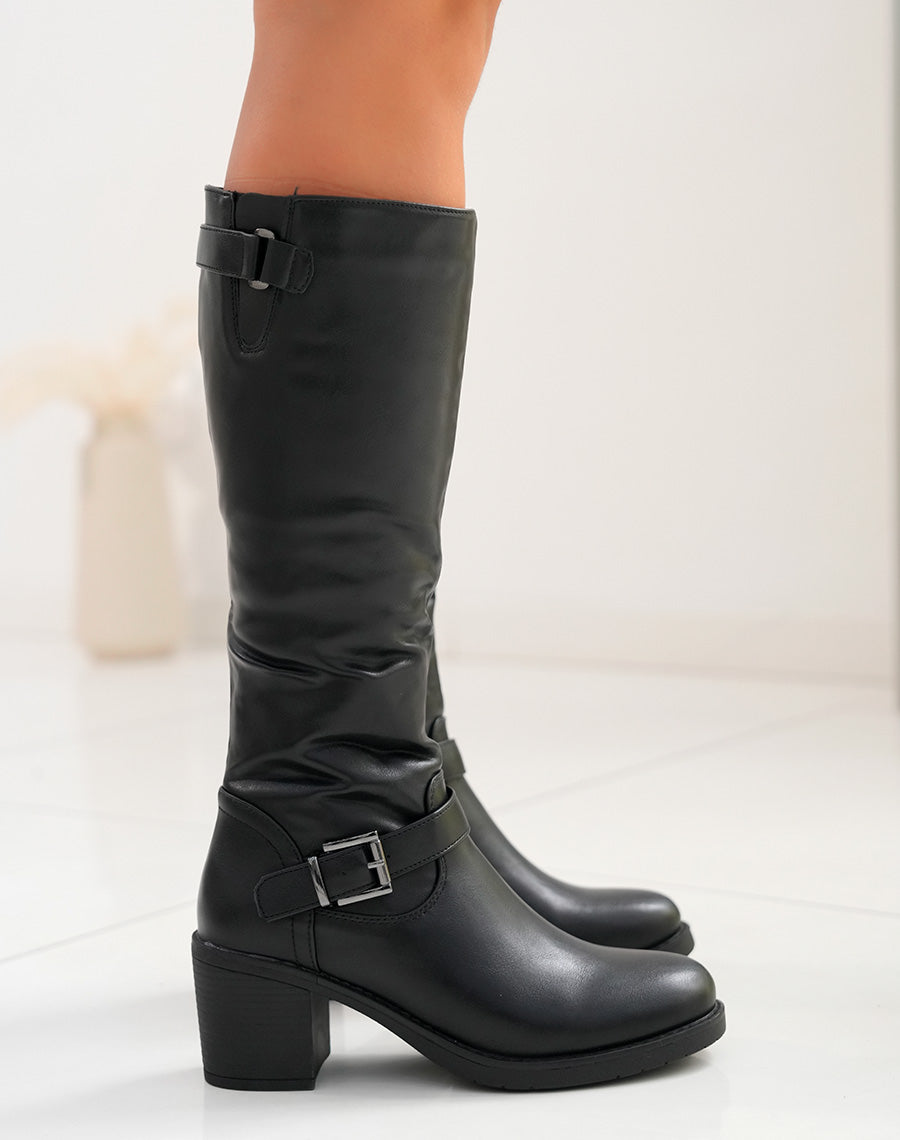 Bottes noires à talons et à sangles