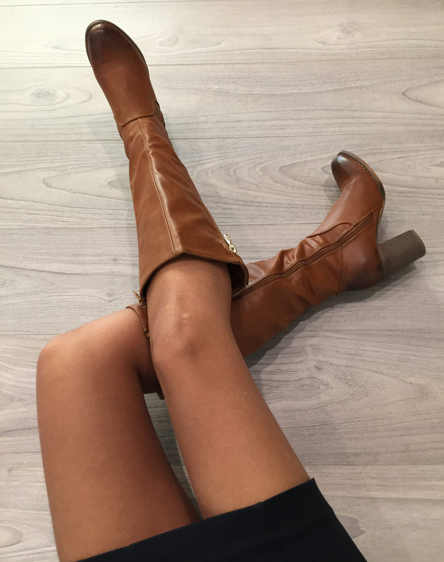Bottes à talons camelles avec fermeture éclair décorative