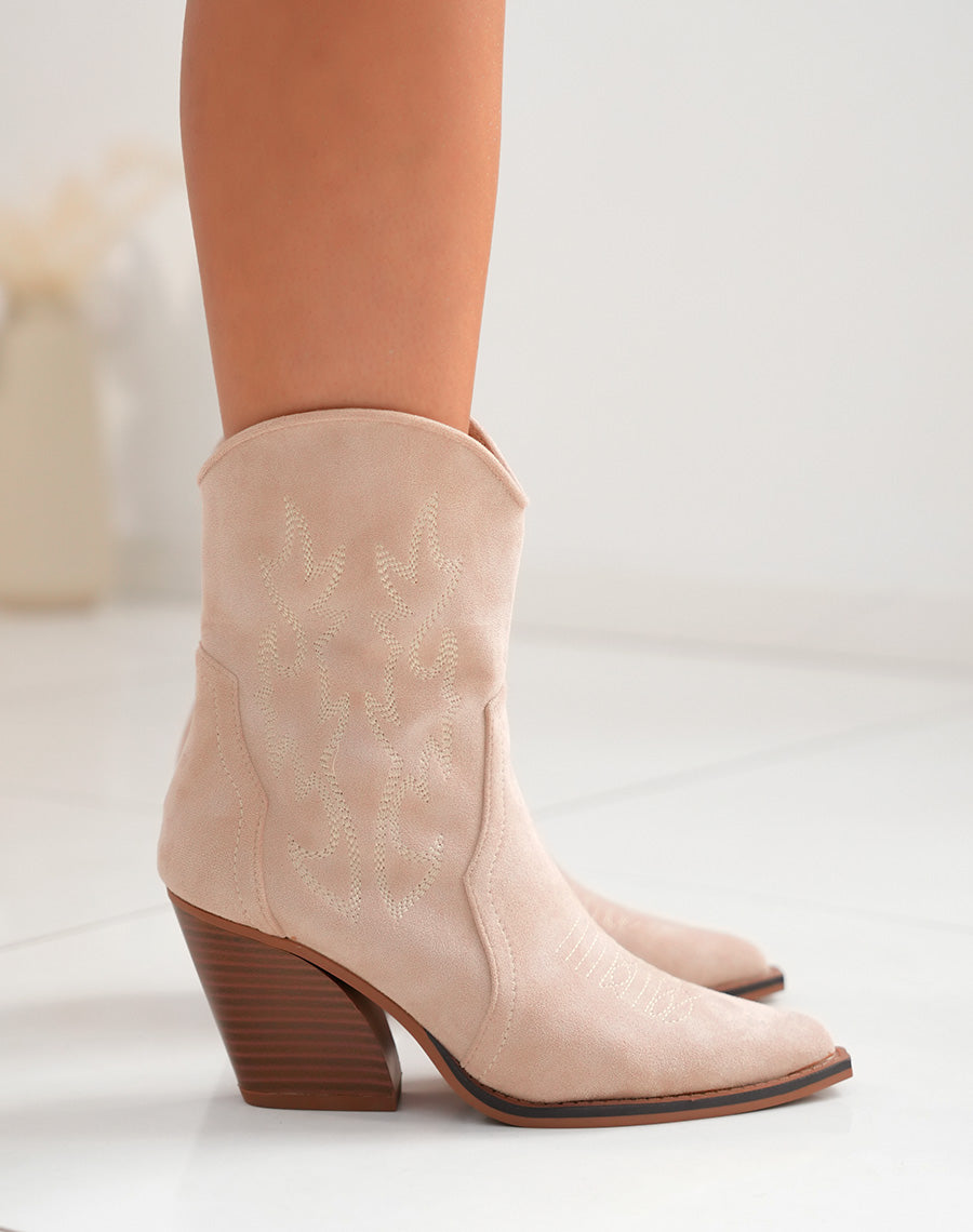 BOTTES TAUPE CLAIRES EN SUÉDINE À TALON STYLE SANTIAGS