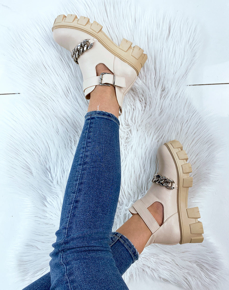 Bottine beige ouverte à grosse chaîne