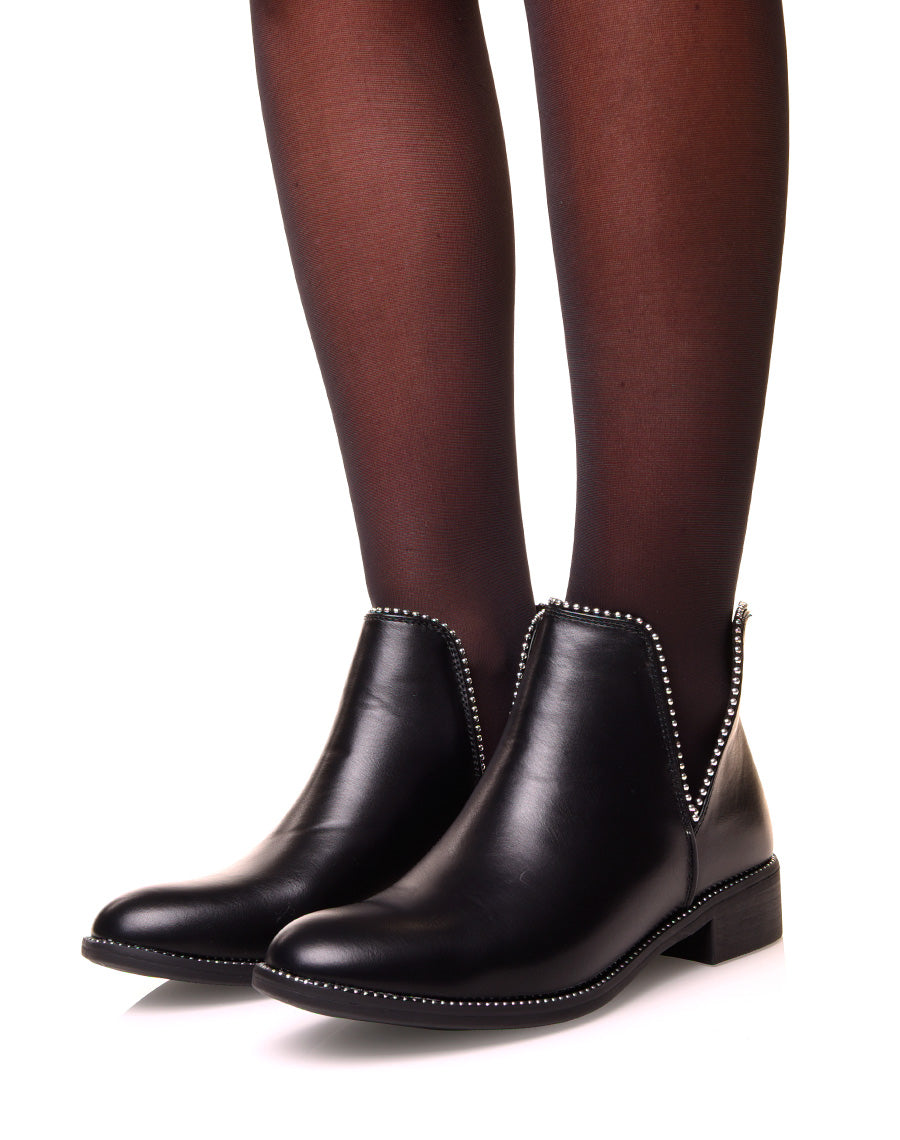 Bottine noire ajourée à clous ronds