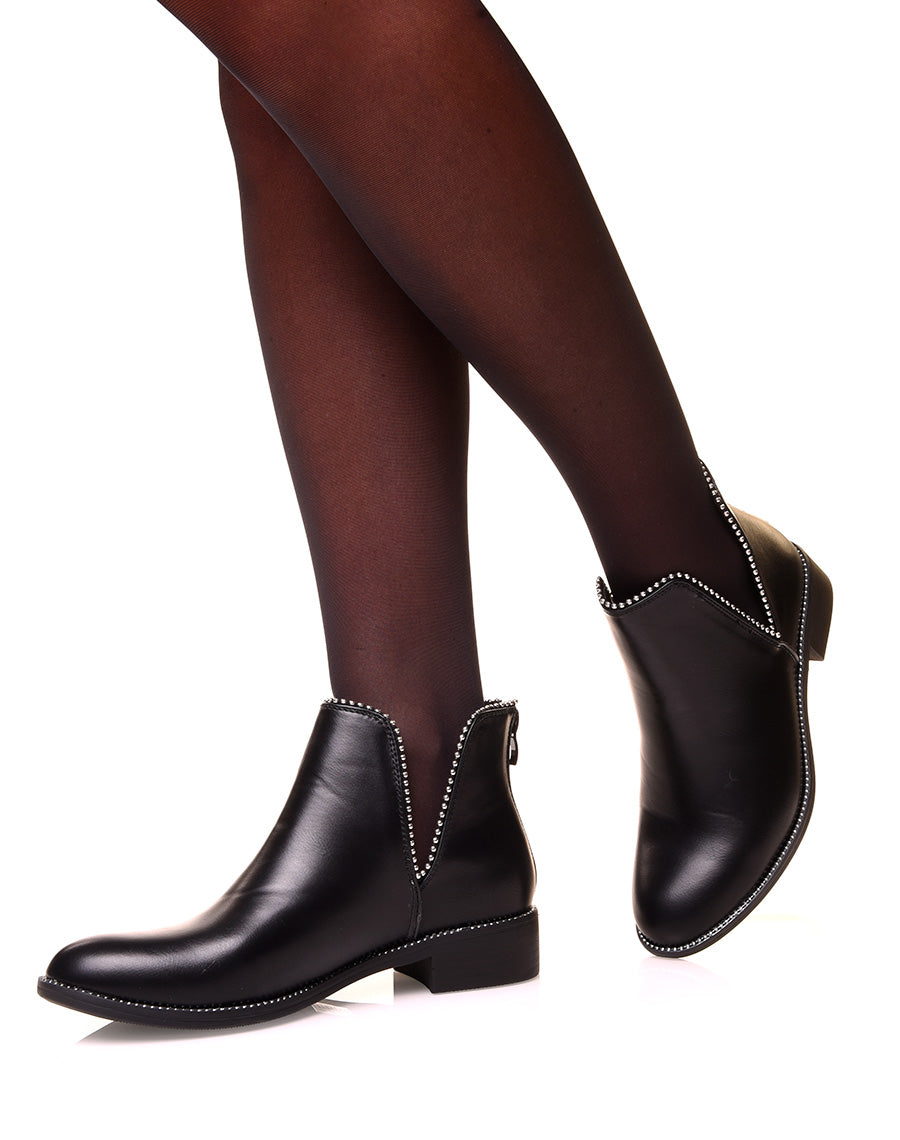 Bottine noire ajourée à clous ronds