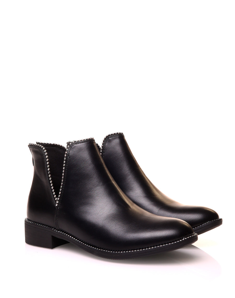 Bottine noire ajourée à clous ronds