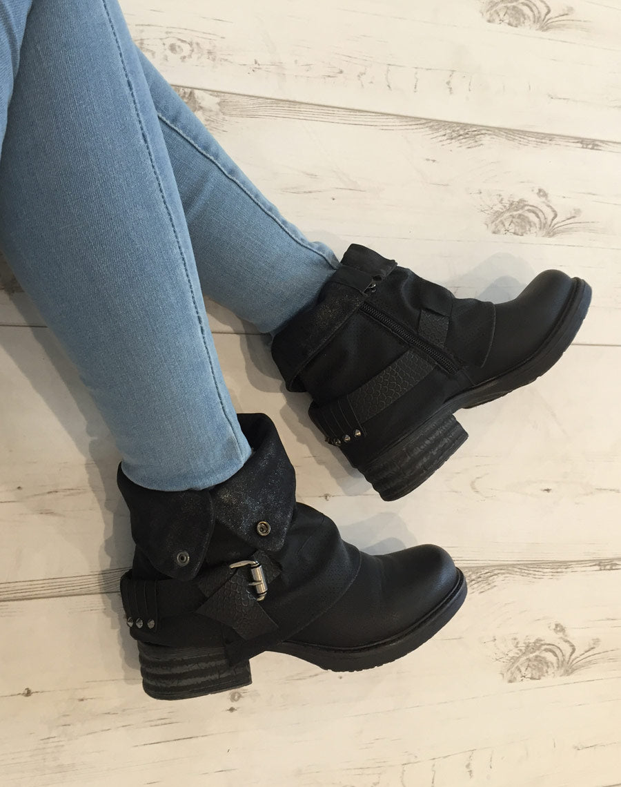 Bottine noire avec doublure perforé