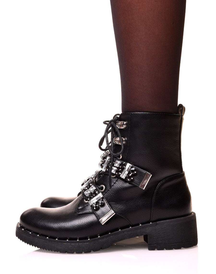 Bottine noire à lacet et multiples lanières décorés