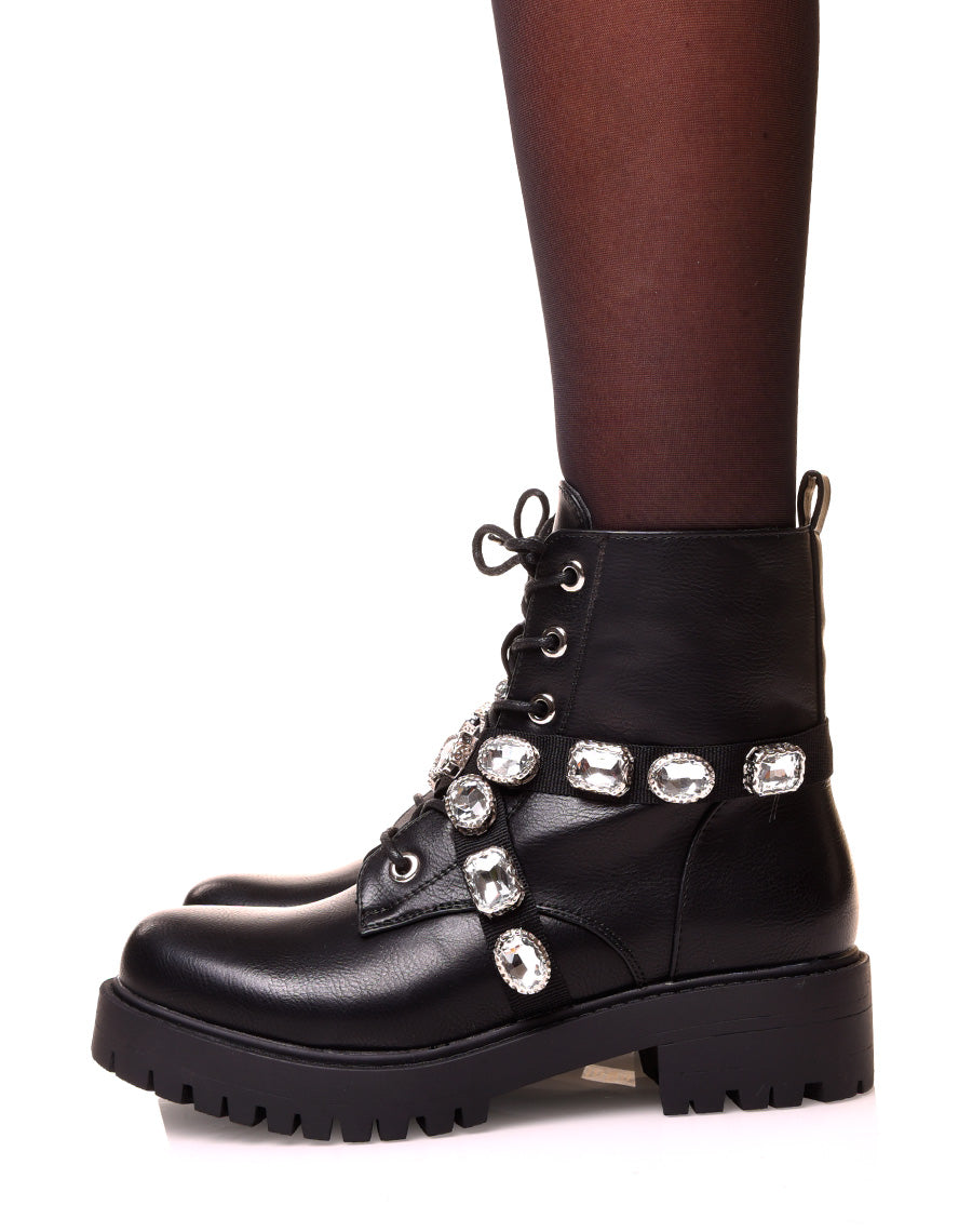 Bottine noire à lacet et multiples lanières décorés