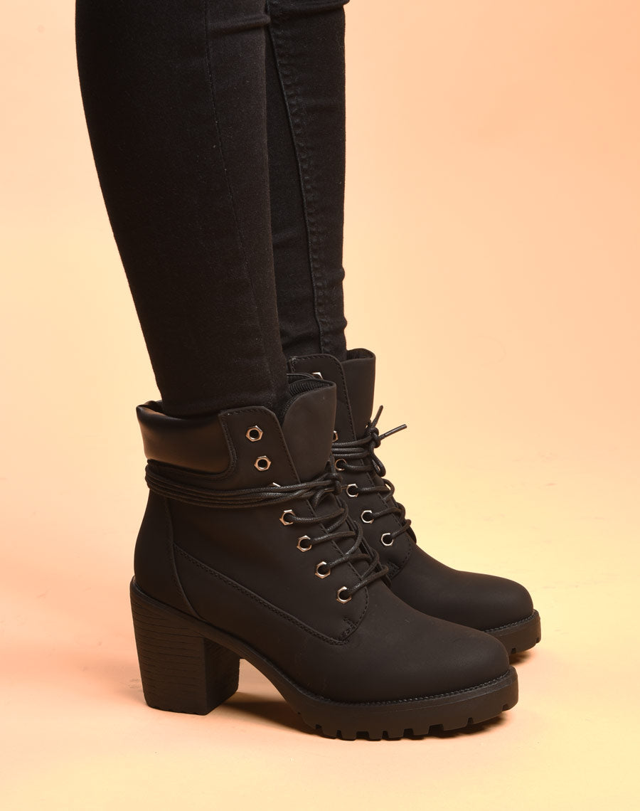Bottine noire talon à lacets