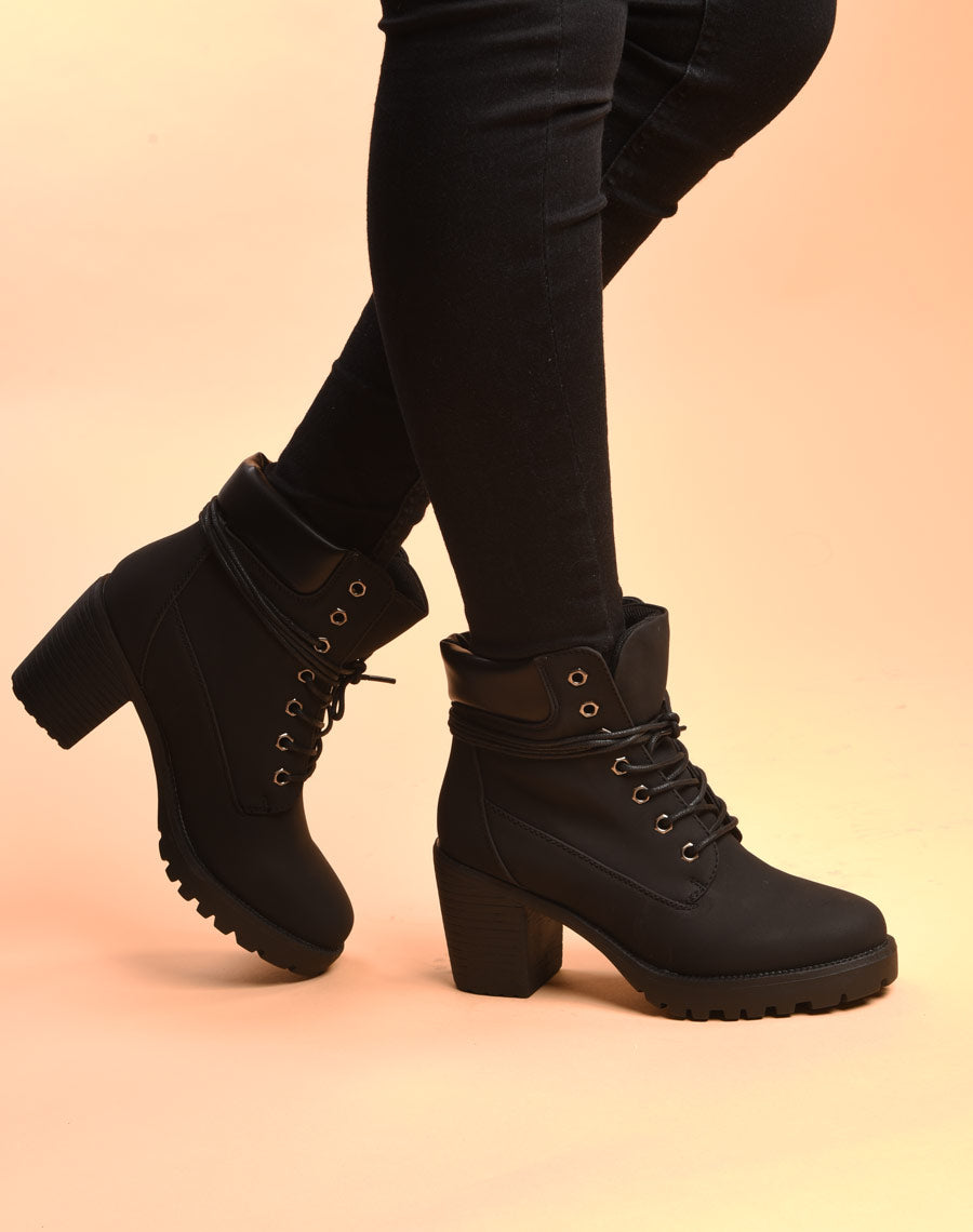 Bottine noire talon à lacets