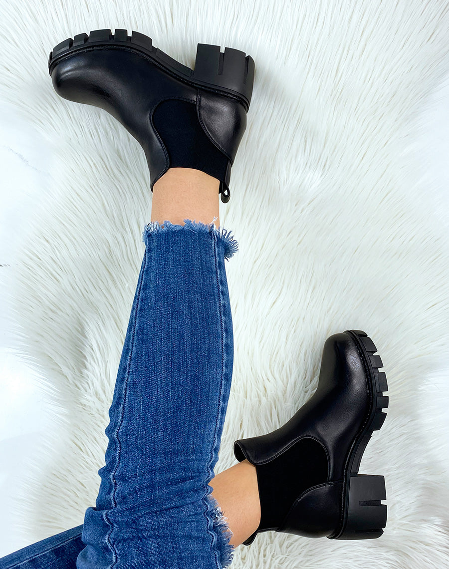 Bottine noire à talon épais