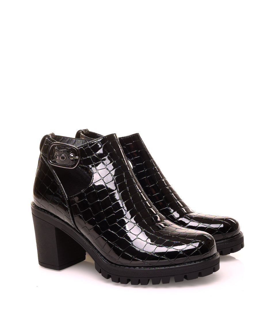 Bottine noire vernis effet croco ouverte à talon