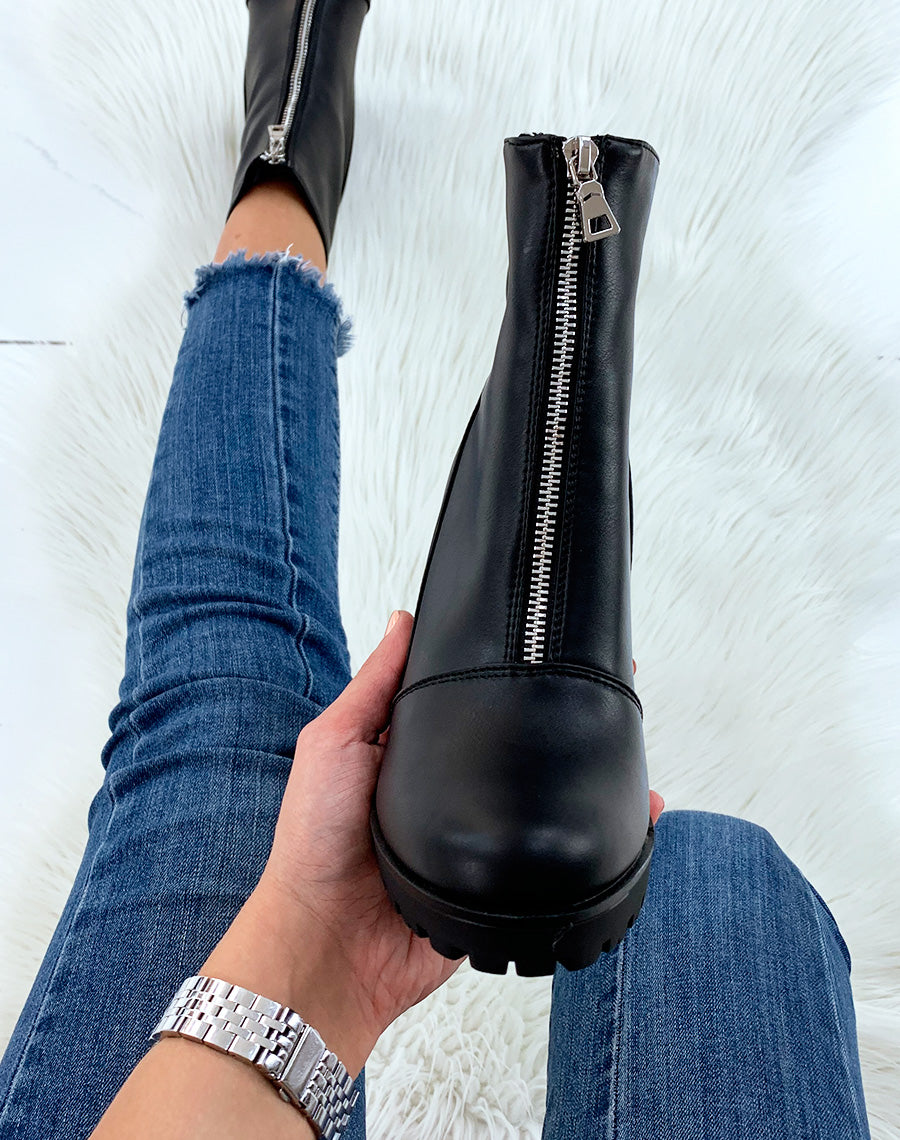 Bottine à talon noir zippé à l’avant