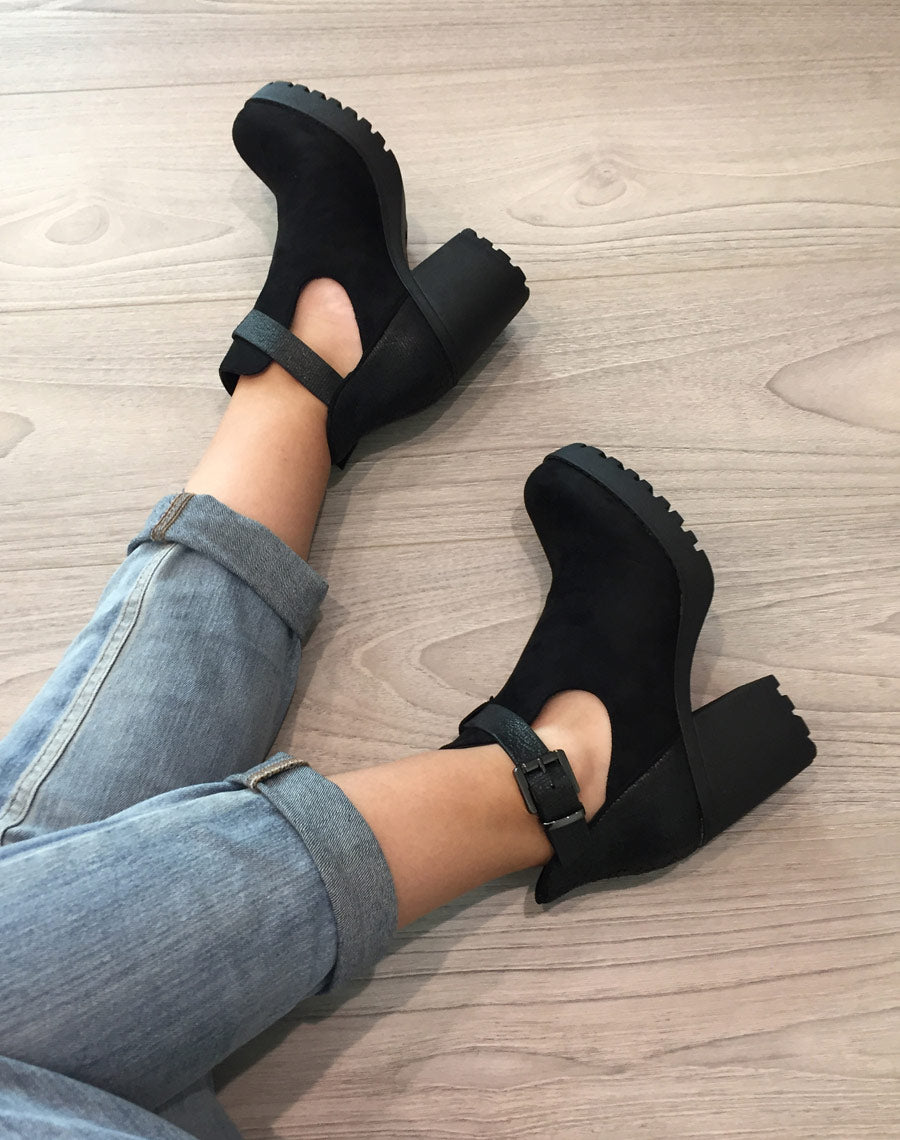 Bottines ajourées noires avec sangle à boucle