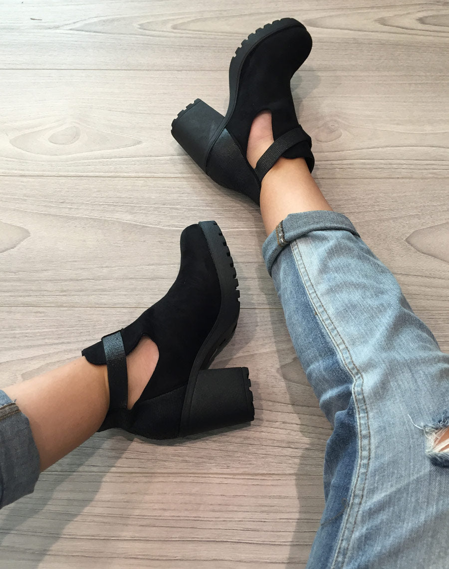 Bottines ajourées noires avec sangle à boucle