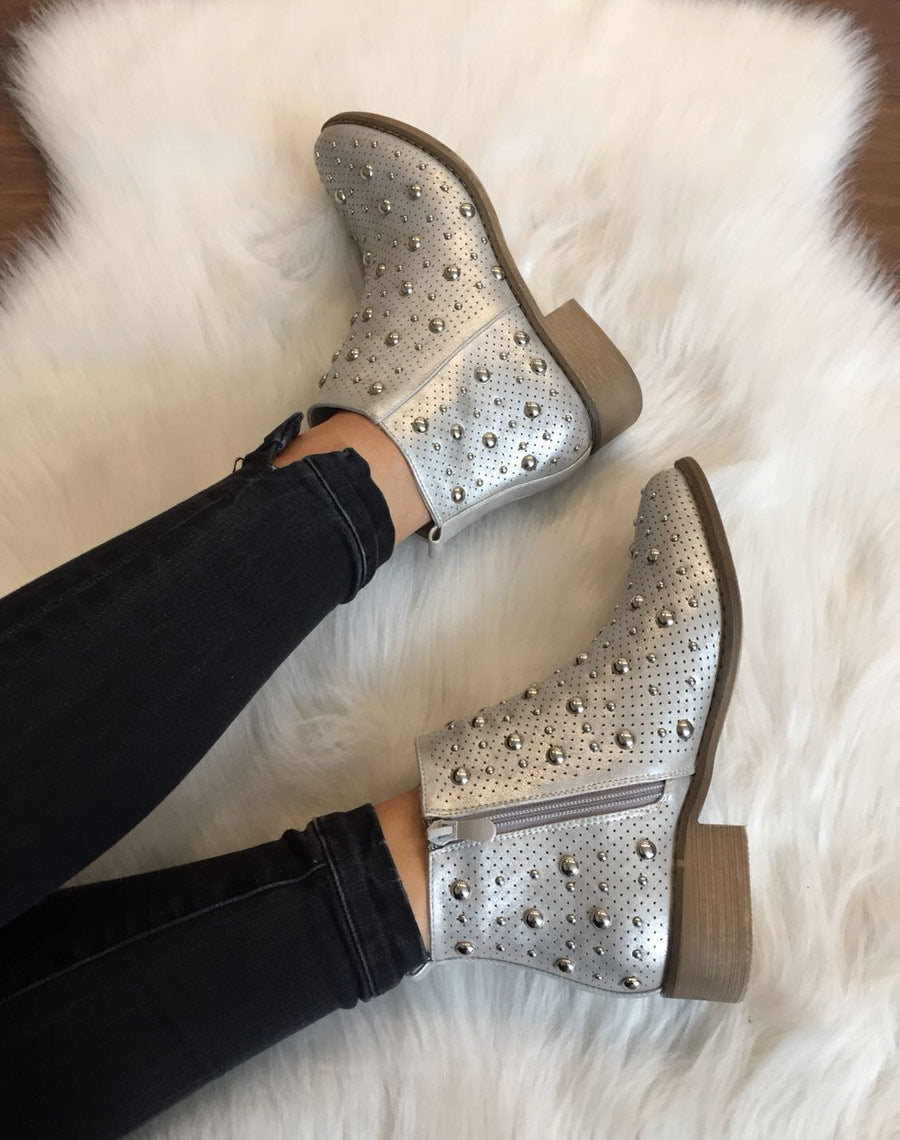 Bottines argentées entièrement cloutées et perforées