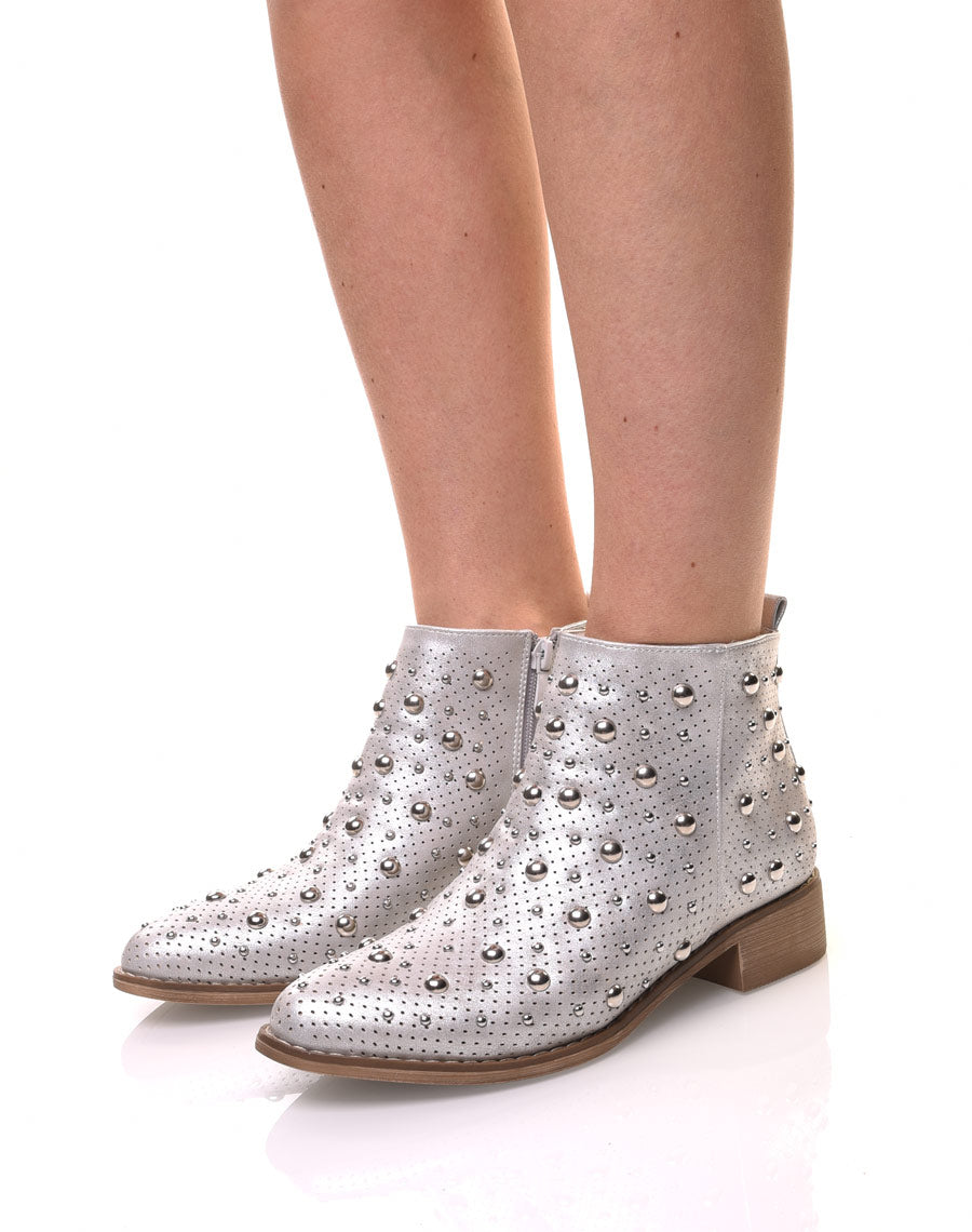 Bottines argentées entièrement cloutées et perforées