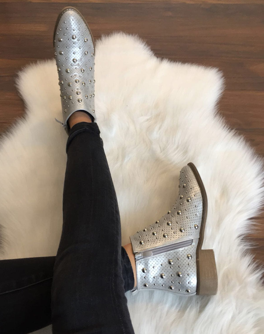 Bottines argentées entièrement cloutées et perforées