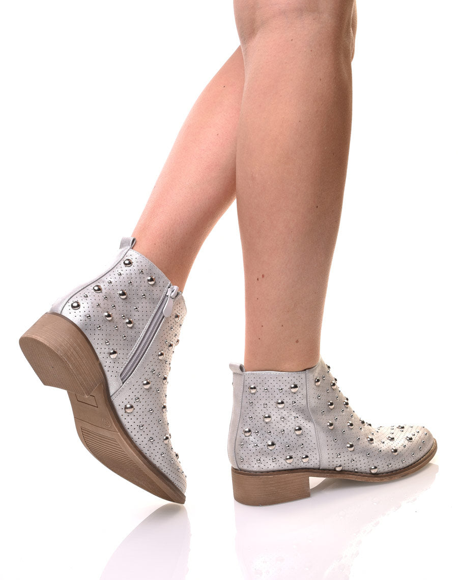 Bottines argentées entièrement cloutées et perforées