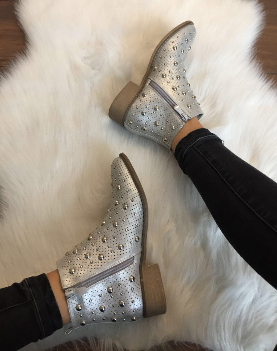 Bottines argentées entièrement cloutées et perforées