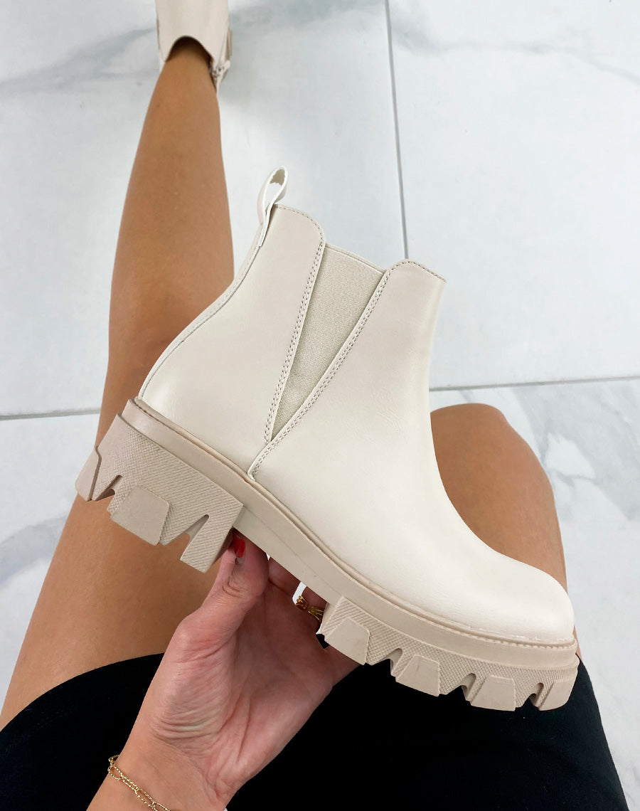 Bottines basses beige à semelles épaisses crantées