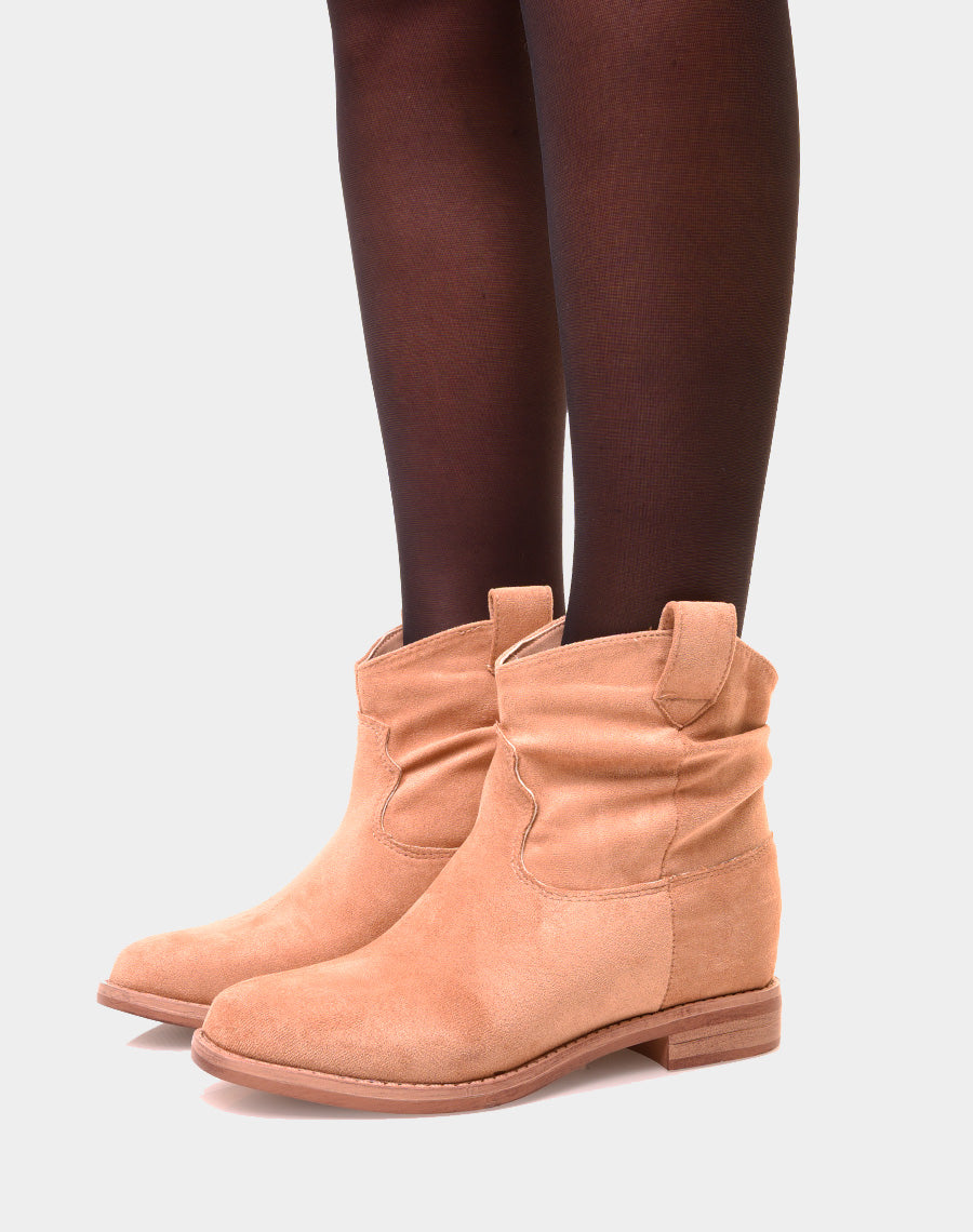 Bottines basses beiges en suédine plissée