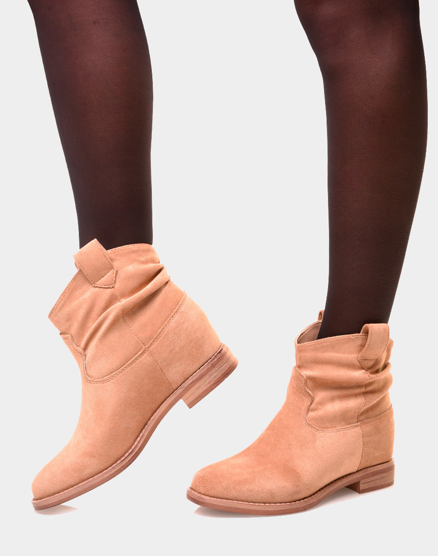 Bottines basses beiges en suédine plissée