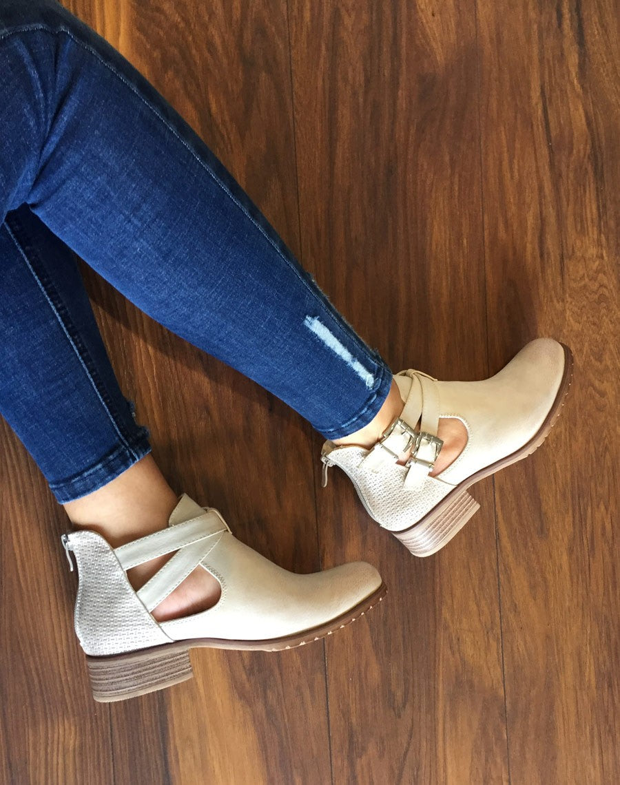 Bottines basses blanc cassé ajourées avec lanières