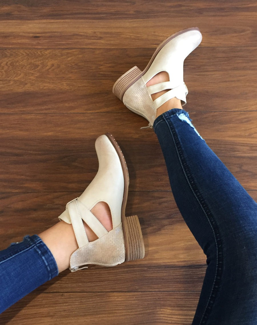 Bottines basses blanc cassé ajourées avec lanières