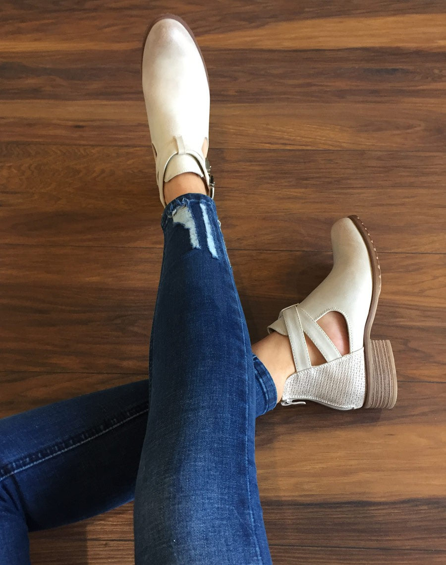 Bottines basses blanc cassé ajourées avec lanières