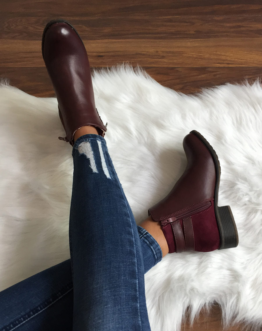 Bottines basses bordeaux à sangles argentées