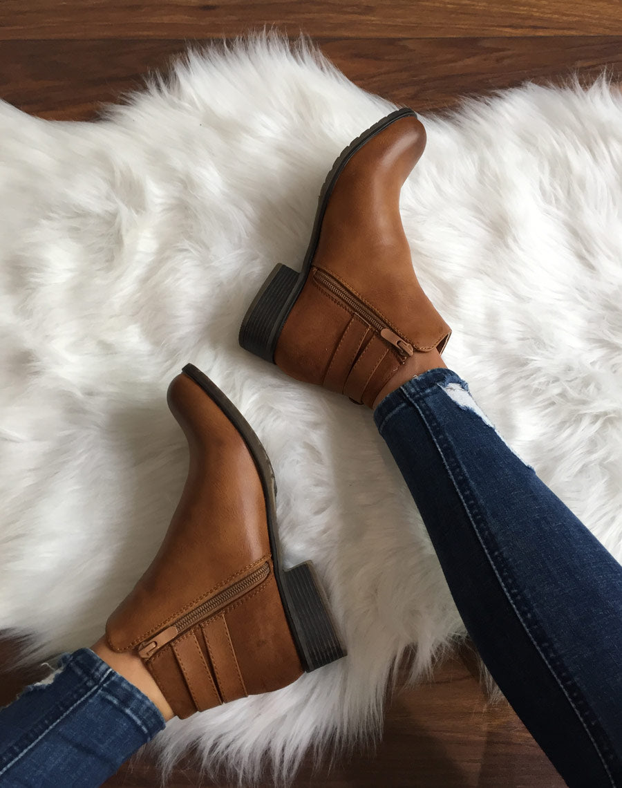 Bottines basses camel à sangles argentées