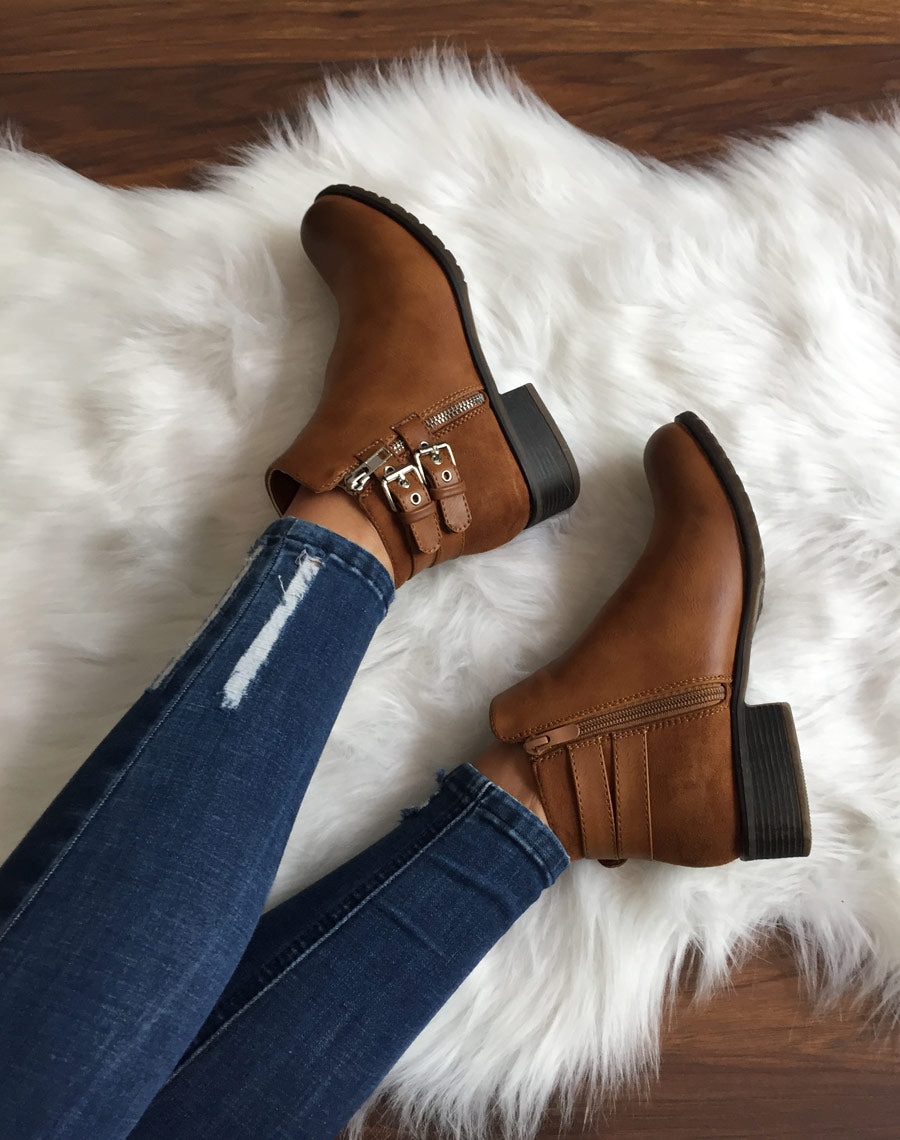 Bottines basses camel à sangles argentées