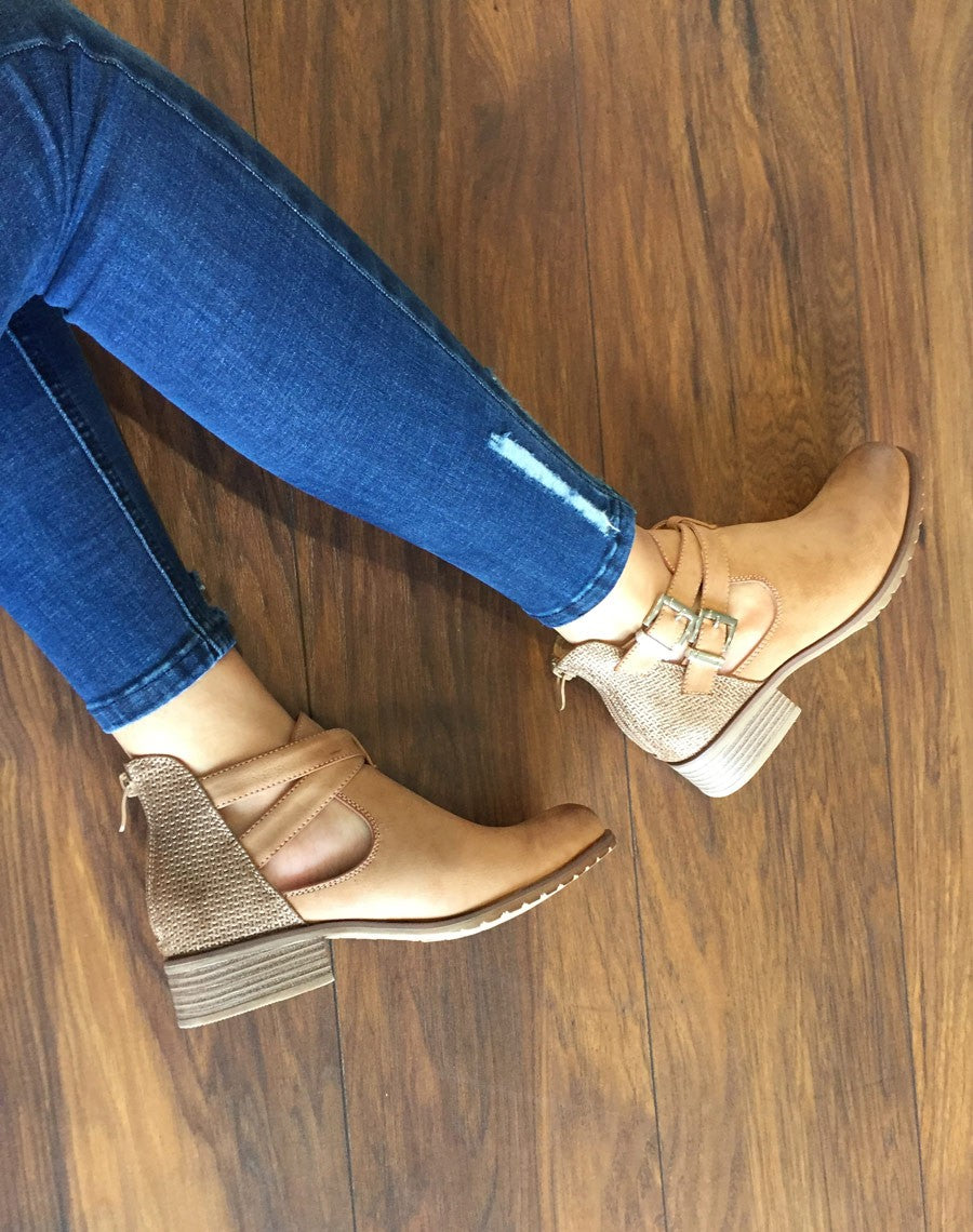 Bottines basses camelles ajourées avec lanières