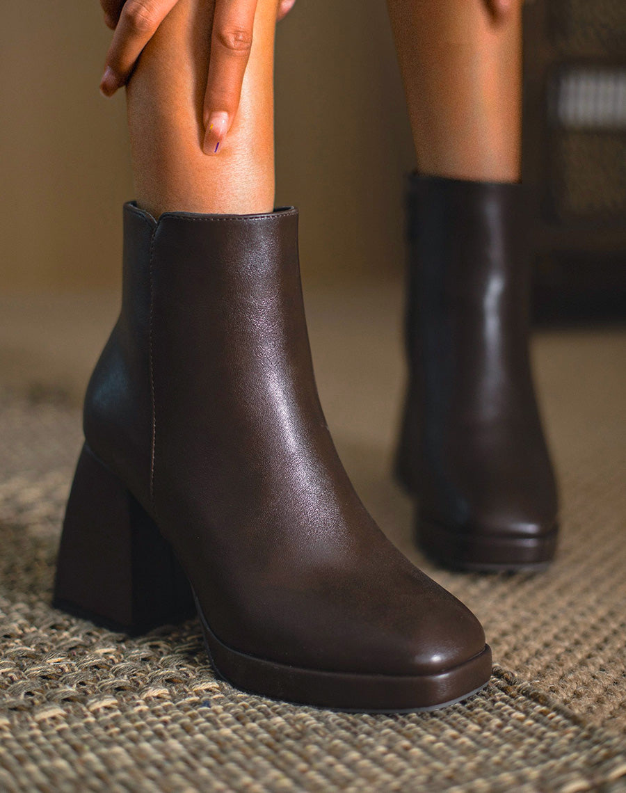Bottines basses chocolat à talon épais carré