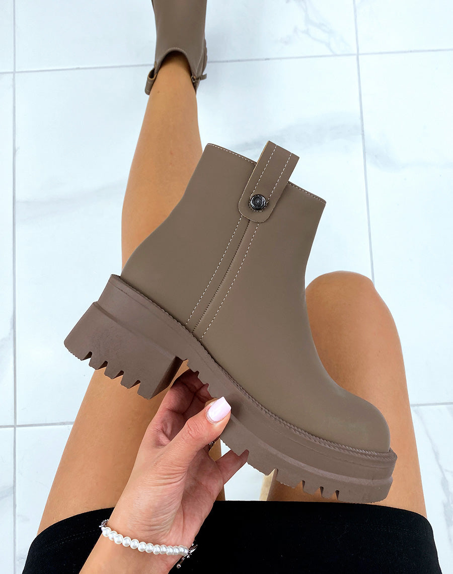 Bottines basses et lisses marron foncé à talon épais