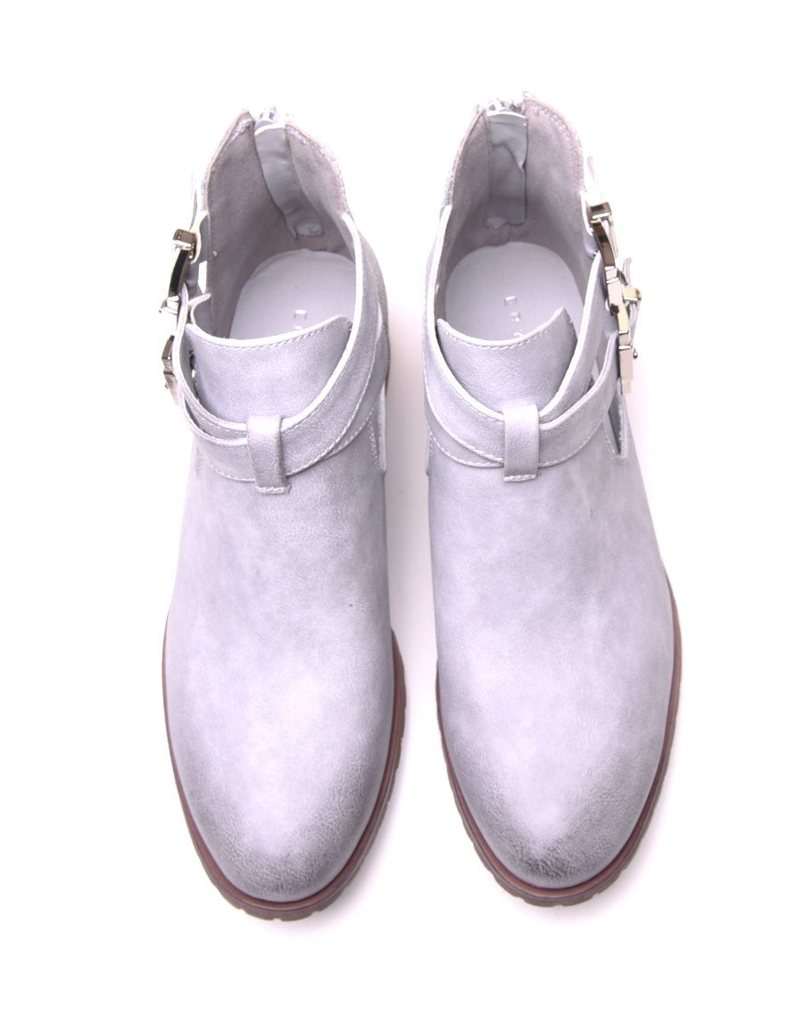 Bottines basses gris clair ajourées avec lanières