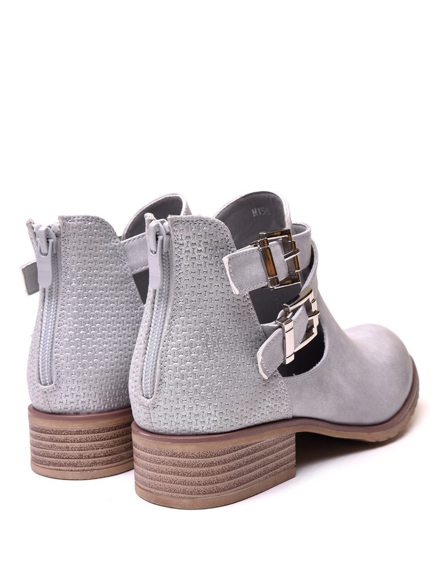 Bottines basses gris clair ajourées avec lanières