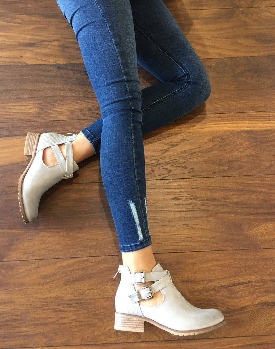 Bottines basses gris clair ajourées avec lanières