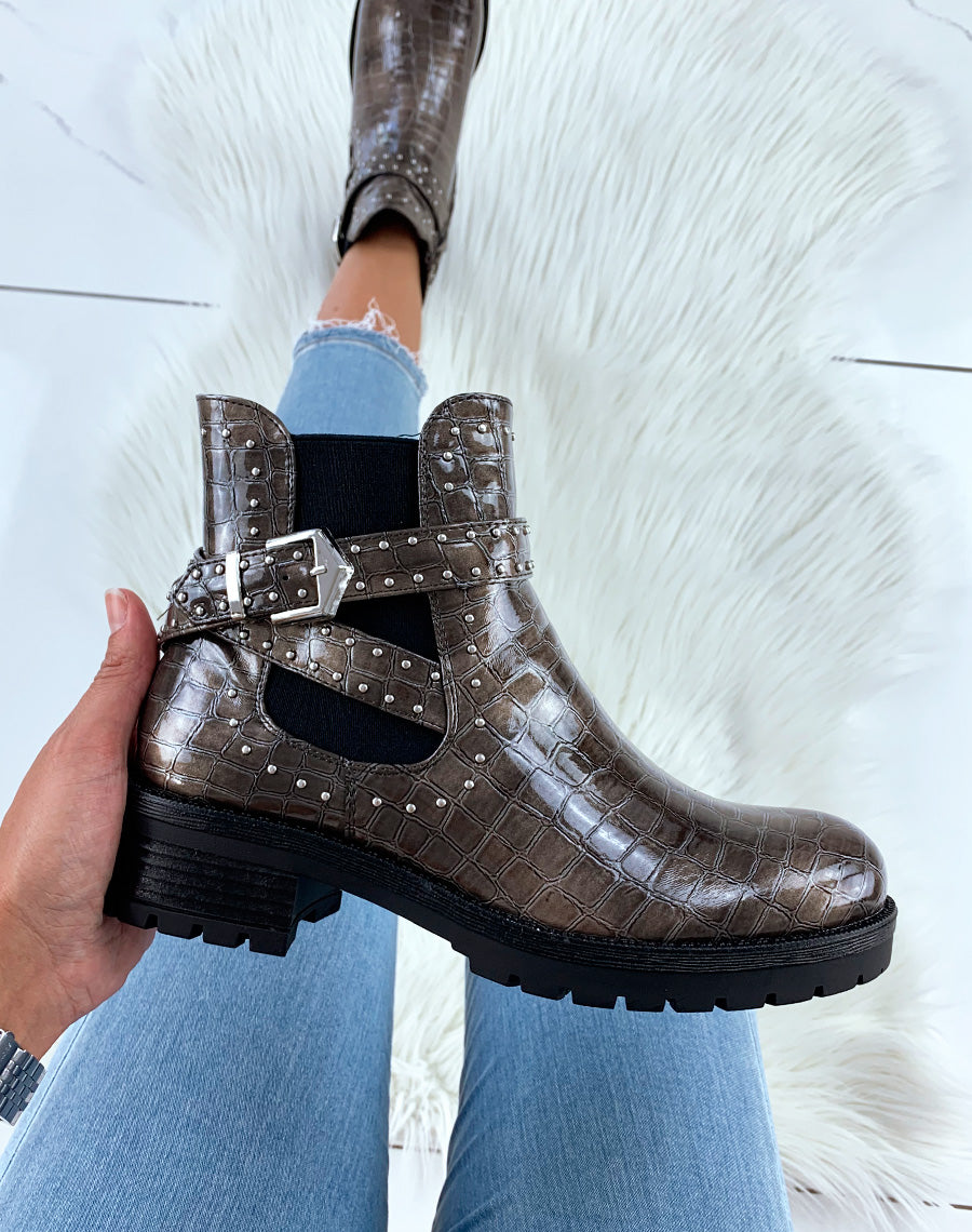 Bottines basses kaki effet croco à lanières ornées de clous argentés