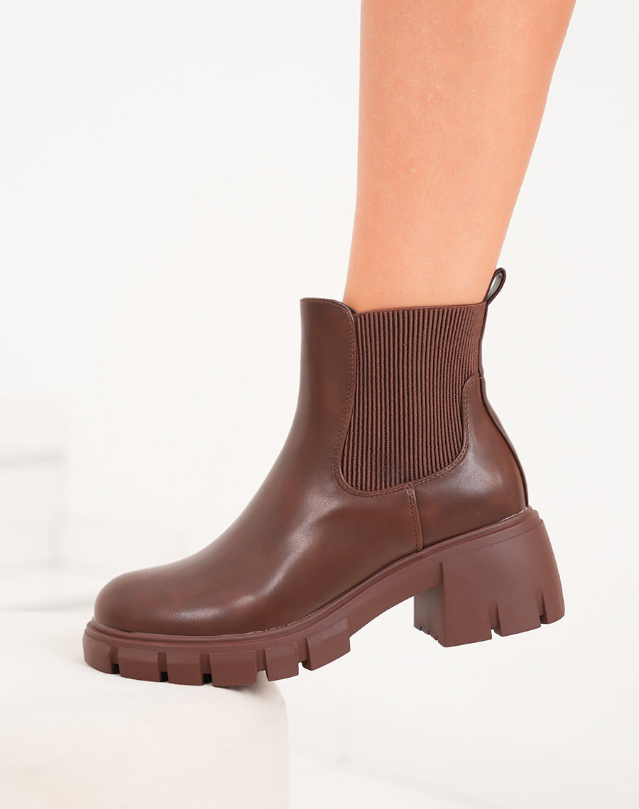 Bottines basses marron à semelle crantée