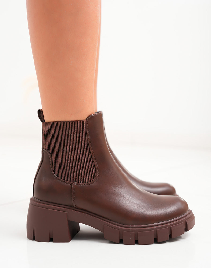 Bottines basses marron à semelle crantée