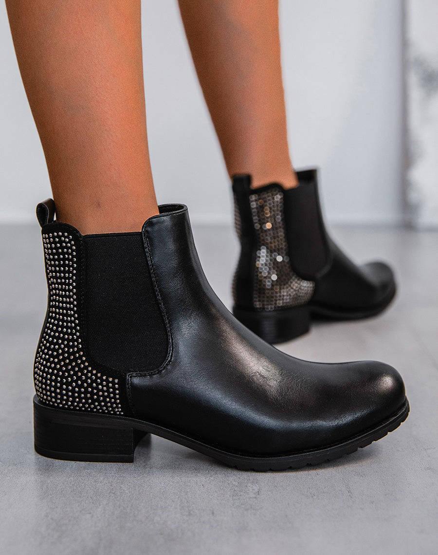Bottines basses noires à clous