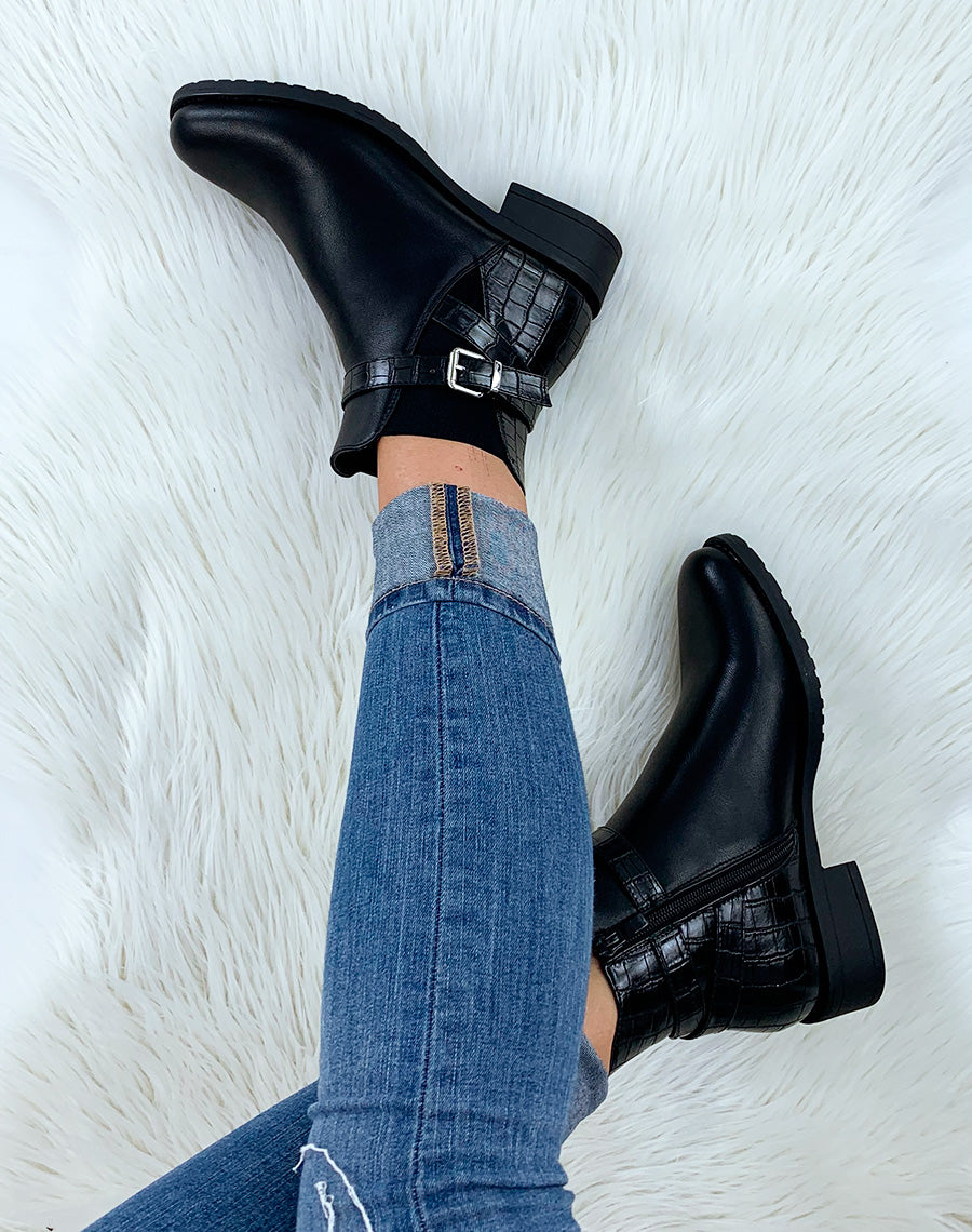 Bottines basses noires effet croco