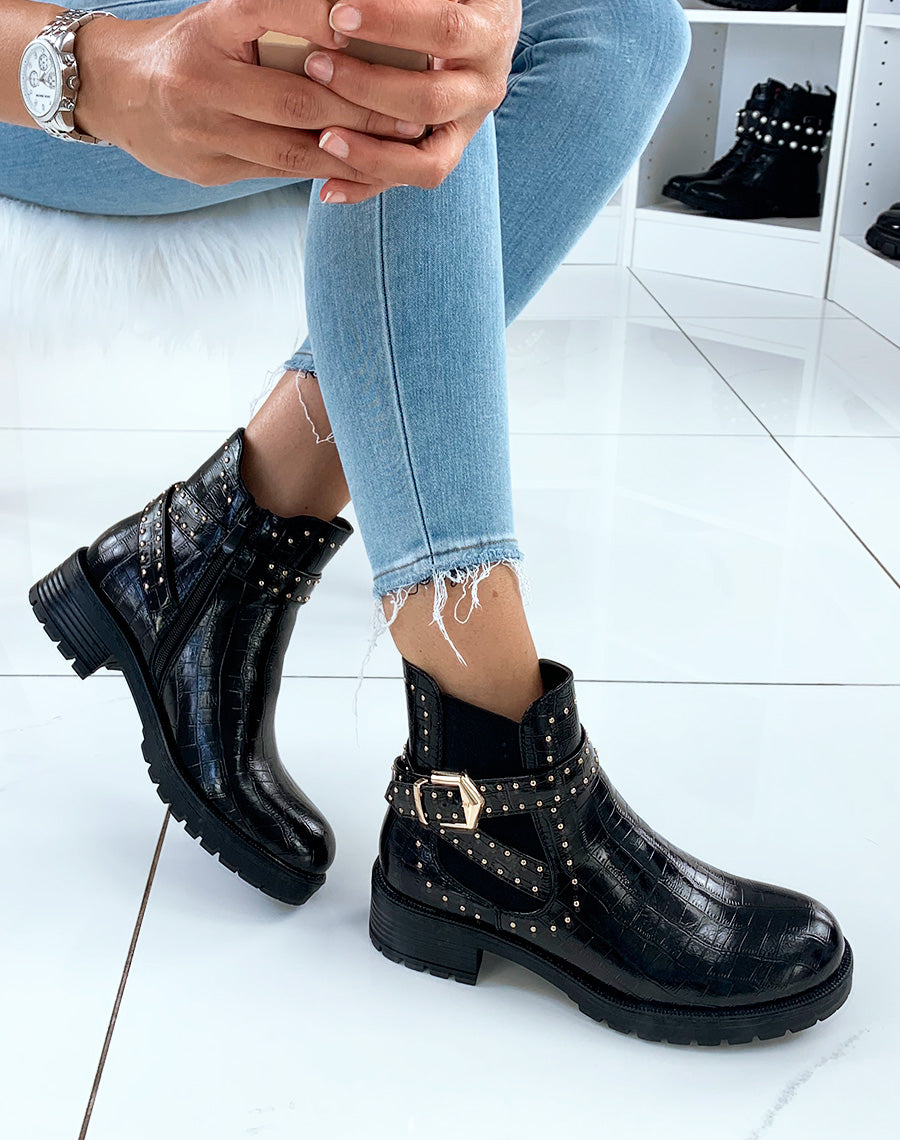Bottines basses noires effet croco à lanières ornées de clous dorés