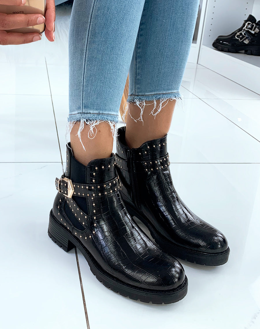 Bottines basses noires effet croco à lanières ornées de clous dorés