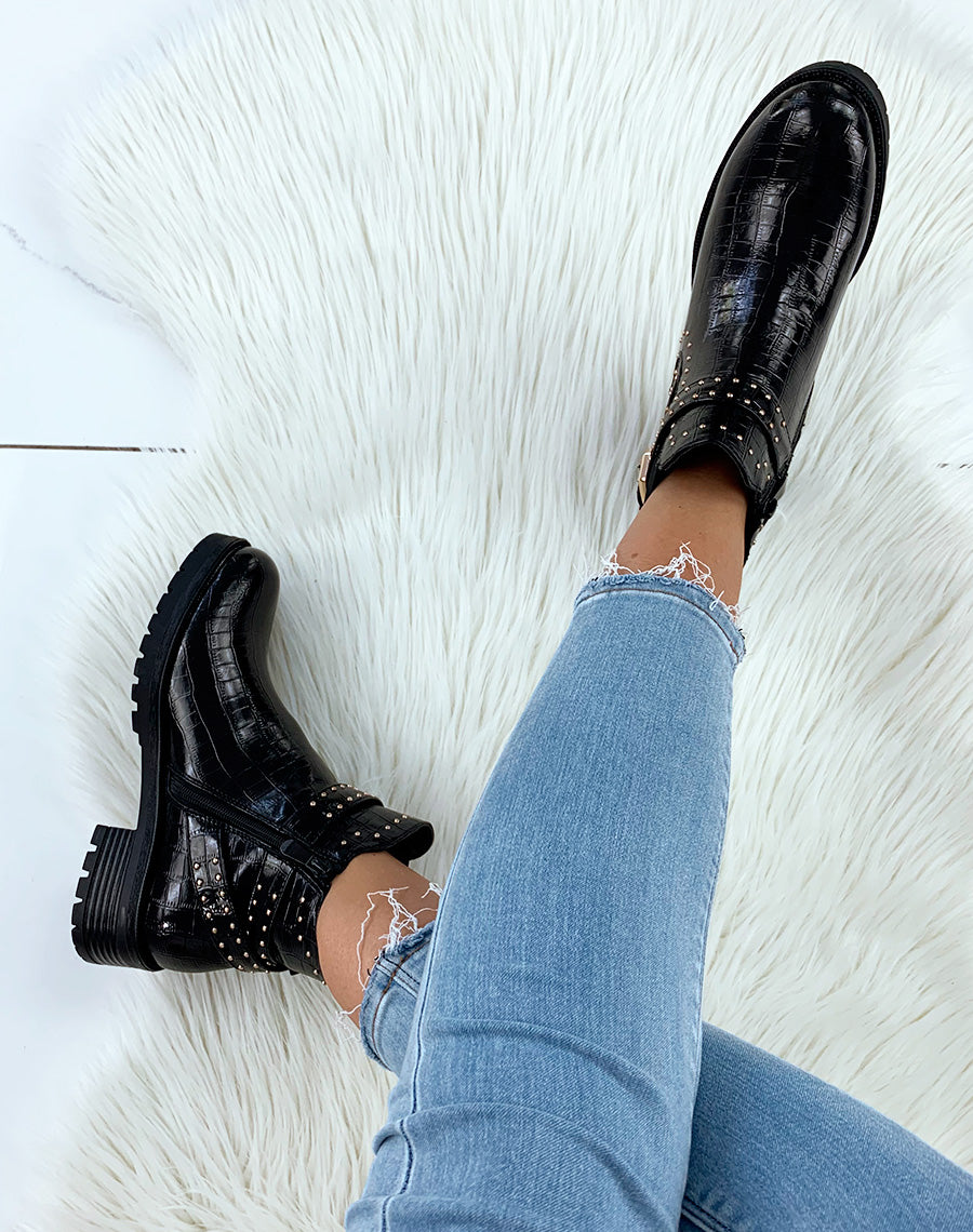 Bottines basses noires effet croco à lanières ornées de clous dorés