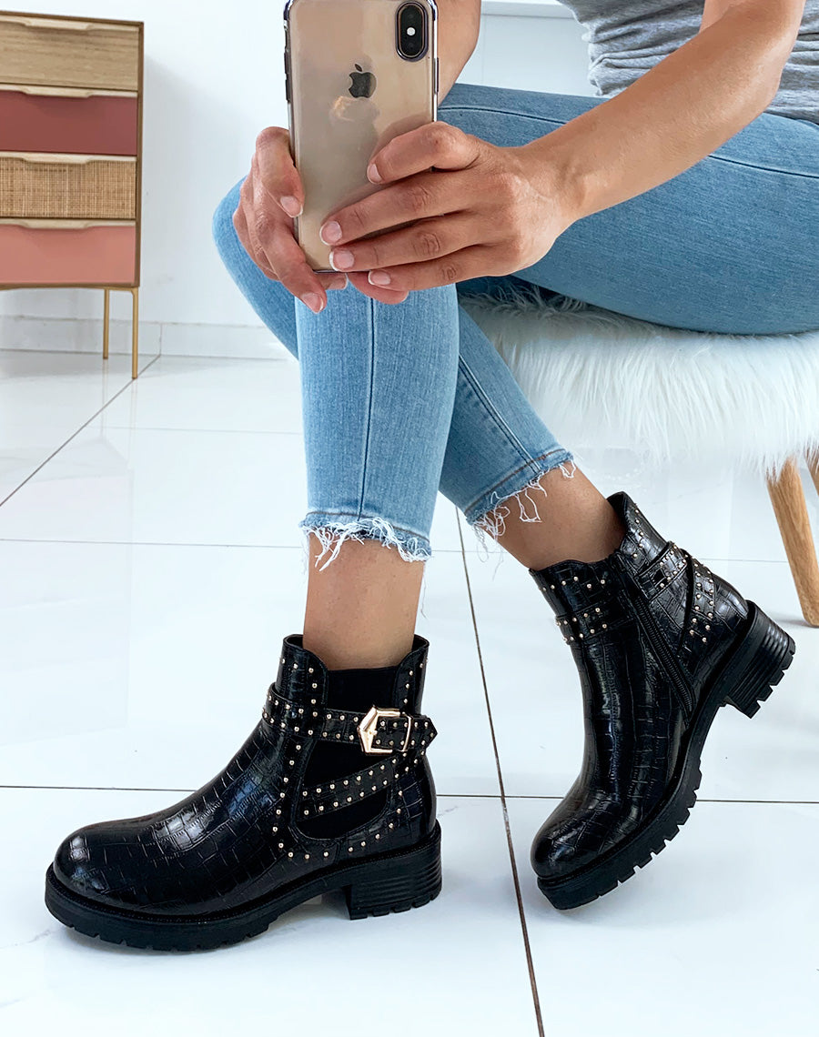 Bottines basses noires effet croco à lanières ornées de clous dorés