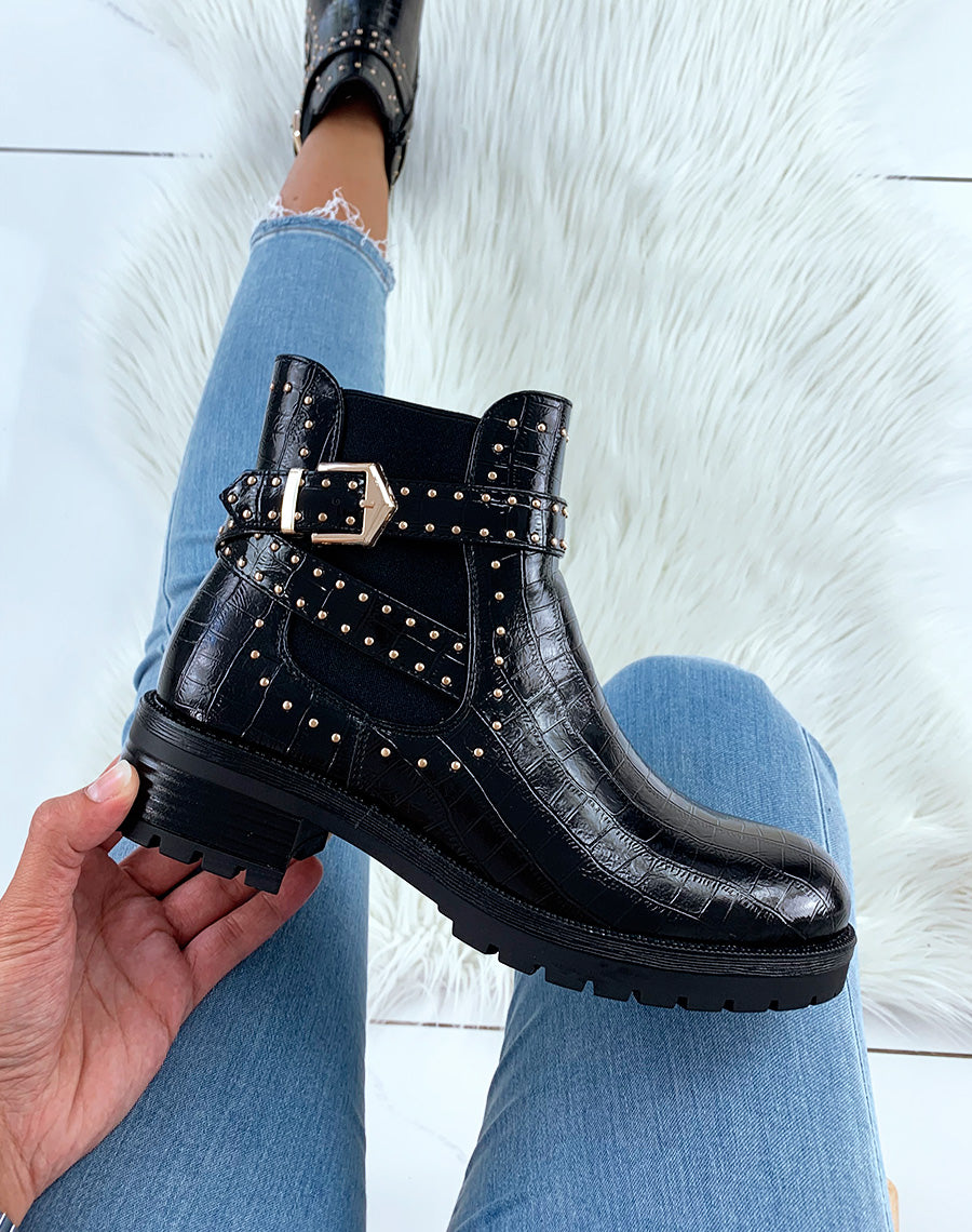 Bottines basses noires effet croco à lanières ornées de clous dorés